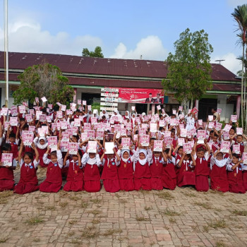 Pembagian Bantuan Buku dan Tas dari Bupati Banyuasin di SDN 